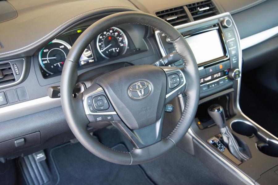  Toyota Camry Hybrid 2015 года  (US) (фото 11 из 28)